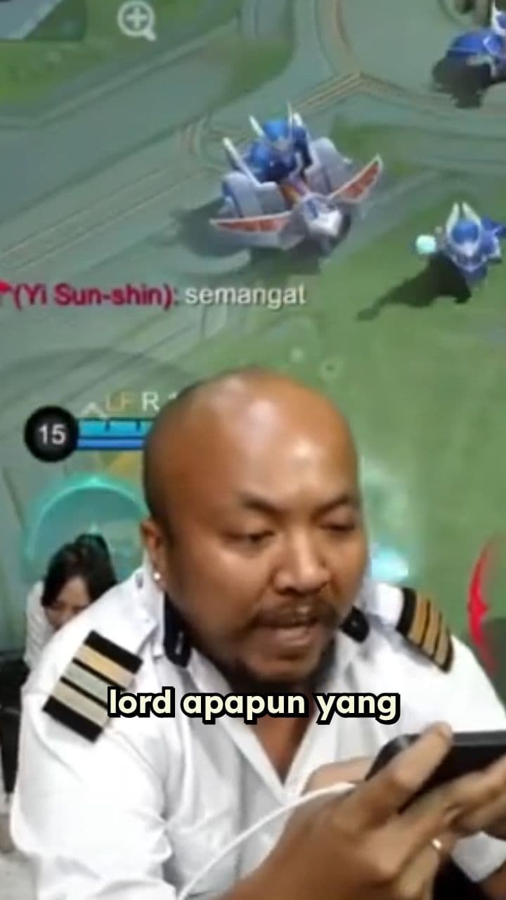 Orang Lagi Perang Malah Karaoke