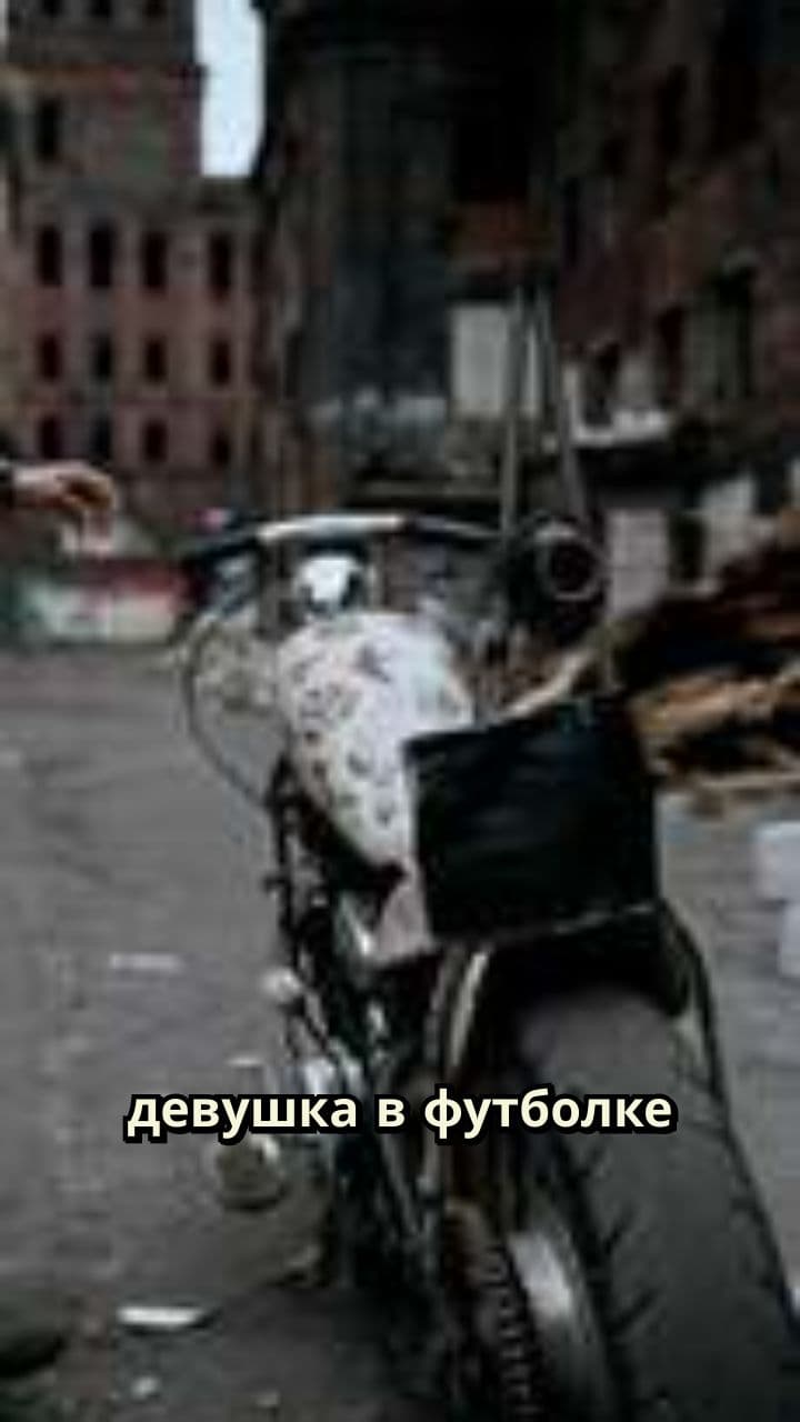 Реклама футболки Swingerkiller на мотоцикле