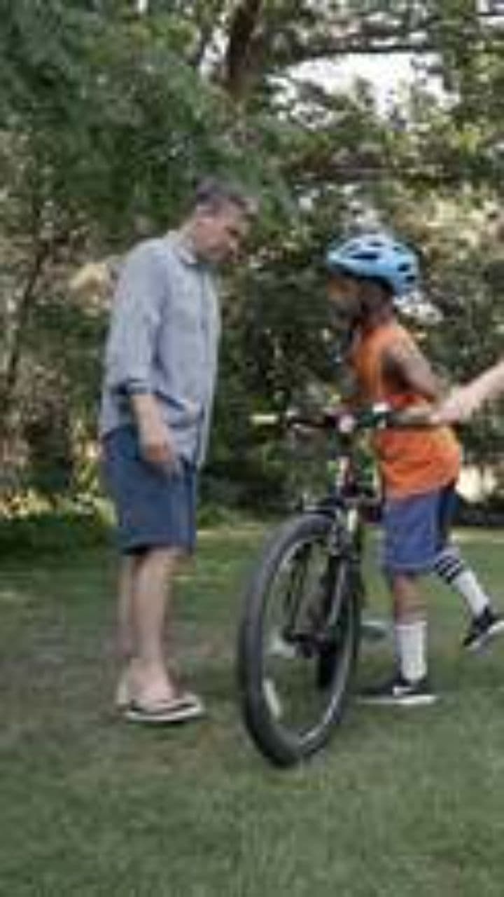 Fuga in bicicletta per una consegna urgente